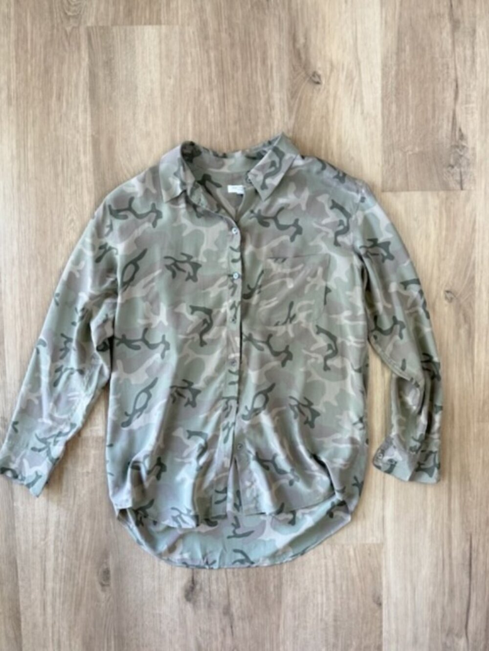 Equipment Femme 100% Silk Camo Button Down Shirt M